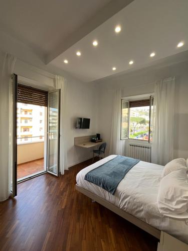 ein Schlafzimmer mit Bett, Schreibtisch und Fenster in der Unterkunft Maison Grimaldi in Neapel