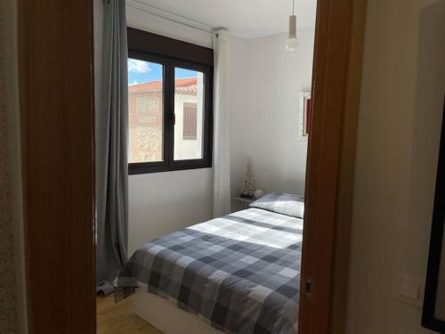 1 dormitorio con cama y ventana en Apartamento corazón de Ocaña, en Ocaña