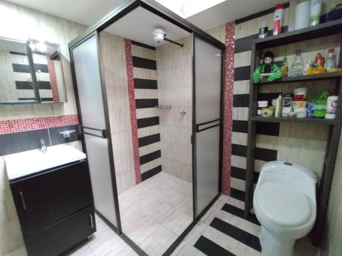 a bathroom with a shower and a toilet and a sink at Habitacion privada en casa familiar con bano compartido in Armenia