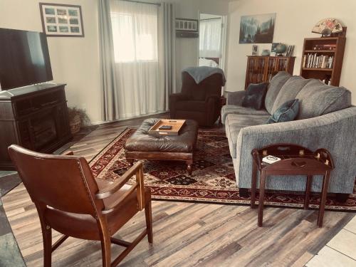 - un salon avec un canapé et une télévision dans l'établissement Sierra Sunset Cottage -Yosemite area vacation cottage, à Ahwahnee