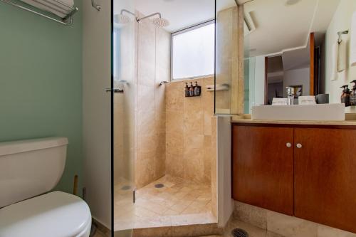 une salle de bain avec une douche avec des toilettes et un lavabo dans l'établissement Capitalia Anzures Polanco, à Mexico