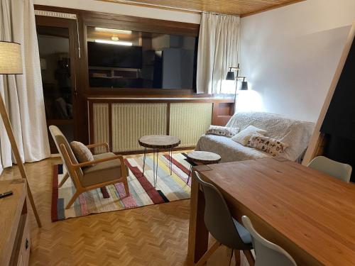 a living room with a couch and a table at Appartement d'une chambre a Uvernet Fours a 10 m des pistes avec balcon amenage et wifi in Uvernet