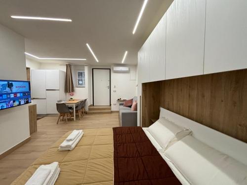 ein Schlafzimmer mit einem Bett und ein Wohnzimmer in der Unterkunft Casa Milù in Castellammare di Stabia