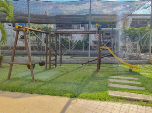 um parque com parque infantil com escorrega em Apartasol Santa Fe de Antioquia em Santa Fe de Antioquia