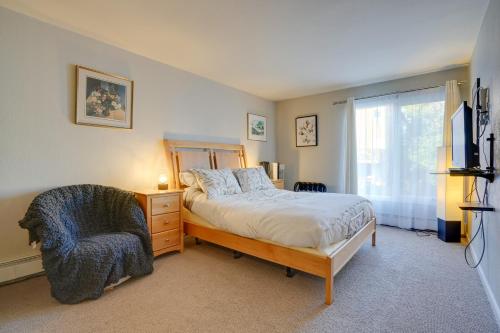 Ένα ή περισσότερα κρεβάτια σε δωμάτιο στο Modern Anchorage Condo - Half-Mi to Downtown!