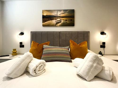 een slaapkamer met een bed met handdoeken erop bij Laurel Cottage in Sandown