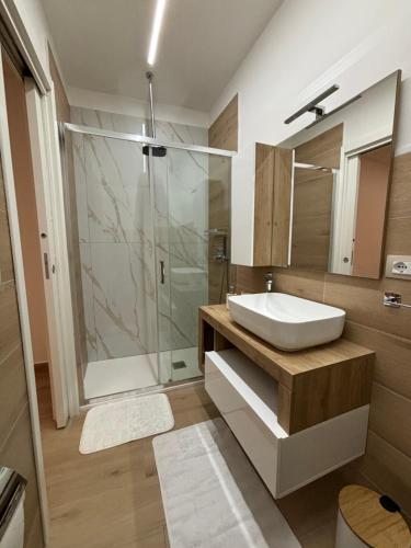 ein Bad mit einem Waschbecken und einer Dusche in der Unterkunft Casa Milù in Castellammare di Stabia