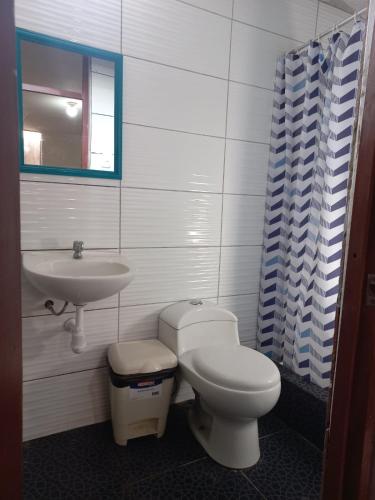 łazienka z toaletą i umywalką w obiekcie Casa de Santitos w mieście Puerto Chicama