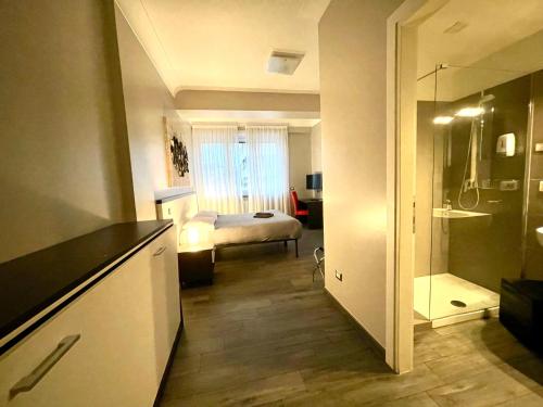 ein Hotelzimmer mit einem Bett und einem Bad in der Unterkunft Your House By Ale in Rom