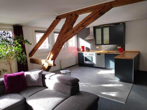 Il comprend un salon avec un canapé et une cuisine. dans l'établissement Große 130 m2 gemütliche Wohnung im Herzen Tribergs, à Triberg