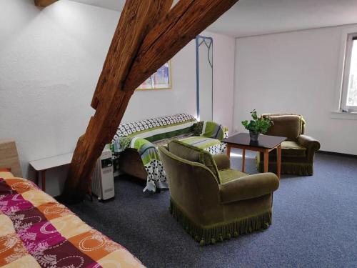 Habitación con sillas, cama y mesa. en Große 130 m2 gemütliche Wohnung im Herzen Tribergs, en Triberg