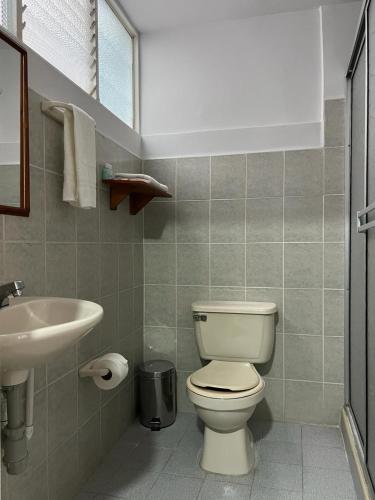 a bathroom with a toilet and a sink at HOTEL ARMENIA CENTRO , Tenemos AGUA CALIENTE , Gracias in Armenia