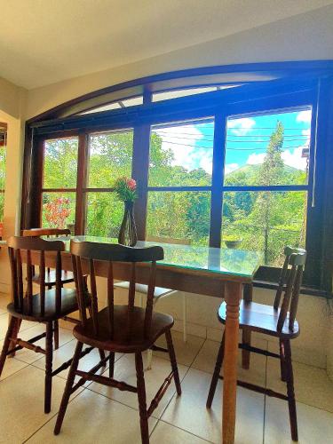 Gambar di galeri bagi Aconchego de Itaipava - casa de 3 quartos, equipada, área kids, jacuzzi, pet friendly, churrasqueira, em meio a Natureza e próximo ao centro do bairro di Petrópolis