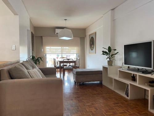 salon z kanapą i telewizorem z płaskim ekranem w obiekcie Great apartment in the heart of Palermo Soho w BuenosAires