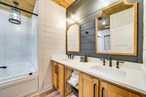 Koupelna v ubytování Chic Forest Hideaway in Broken Bow with Hot Tub