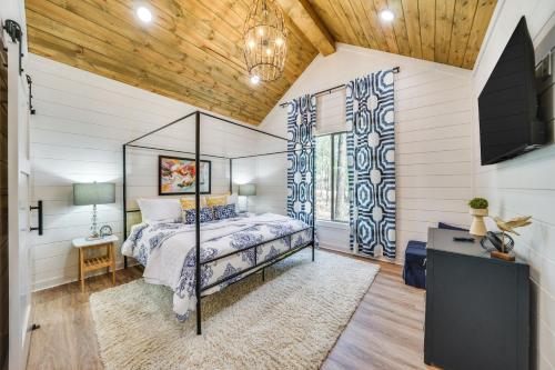 Postel nebo postele na pokoji v ubytování Chic Forest Hideaway in Broken Bow with Hot Tub