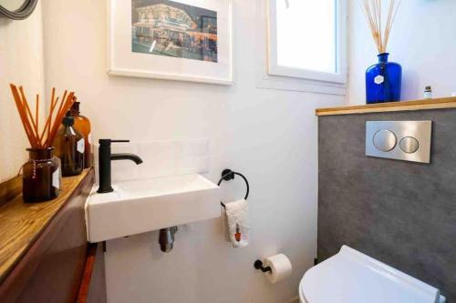 une salle de bain avec un lavabo et des toilettes dans l'établissement Luxueuse suite, à Paris