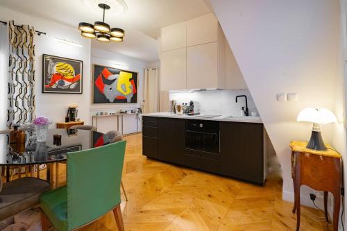 - une cuisine avec un évier et une table dans une chambre dans l'établissement Luxueuse suite, à Paris