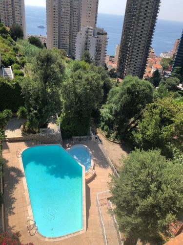 une vue aérienne d'une piscine dans une ville dans l'établissement Havre de paix MONACO, à Beausoleil