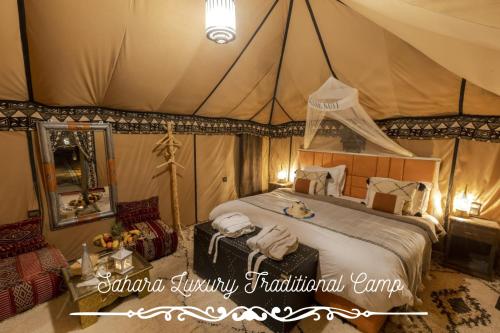 Voodi või voodid majutusasutuse Merzouga luxury traditional camp toas