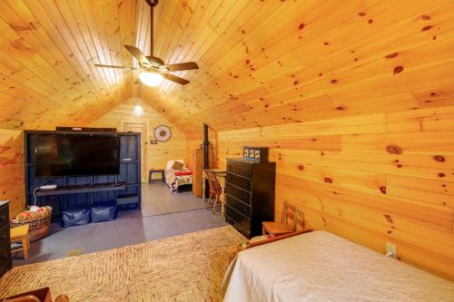 Φωτογραφία από το άλμπουμ του 1 Mi to Dtwn Bristol Cottage with Hot Tub and Grill! σε Bristol