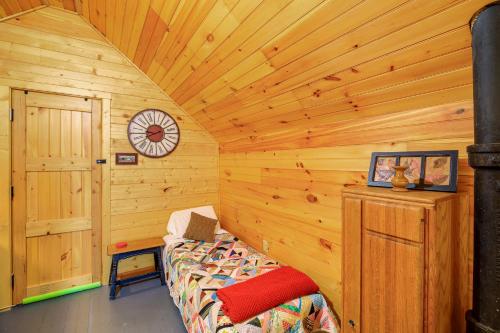 Φωτογραφία από το άλμπουμ του 1 Mi to Dtwn Bristol Cottage with Hot Tub and Grill! σε Bristol