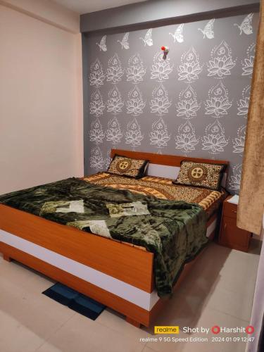 a bedroom with a bed in a room at Shiv Niketan Guest House 200mtr from Shri Ram mandir in Ayodhya