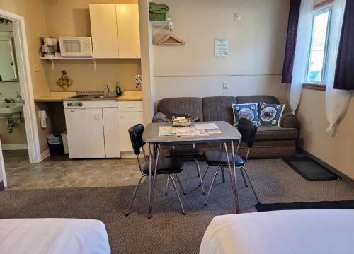 mały pokój ze stołem i kanapą w obiekcie Lido Motel w mieście Radium Hot Springs