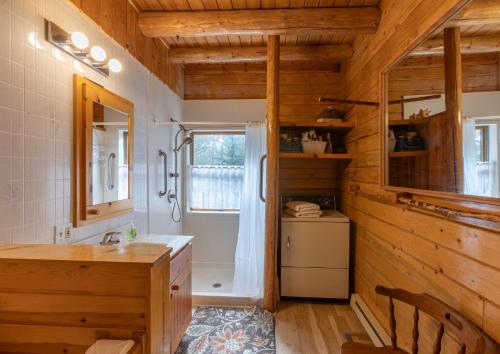 uma casa de banho com um lavatório e um frigorífico num quarto em Buffalo Bliss by KABINO Riverfront Firepit Partial A/C Huge Views WiFi em Island Park