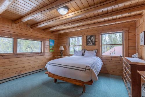 Cama o camas de una habitación en Buffalo Bliss by KABINO Riverfront Firepit Partial A/C Huge Views WiFi