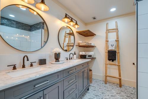 Η κουζίνα ή μικρή κουζίνα στο Lago Vista Home with Putting Green, Pool and Jacuzzi