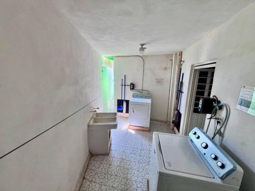 Kuchyň nebo kuchyňský kout v ubytování Cuarto B con cochera interior cerca de H. General