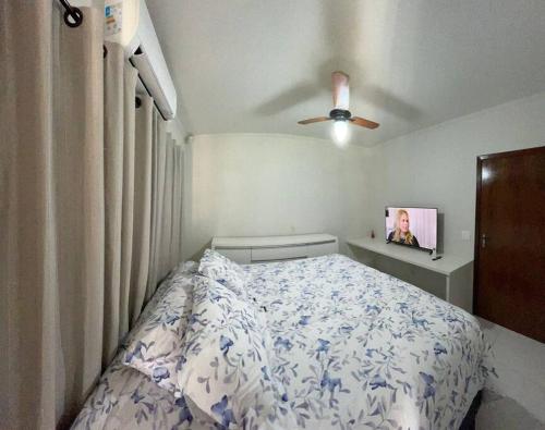 Schlafzimmer mit einem Bett und einem Deckenventilator in der Unterkunft Chacara casa de campo Condomínio fechado itupeva in Itupeva