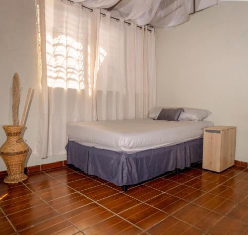 a bed in a room with a window at Hostal Lenha in Concepción de Ataco