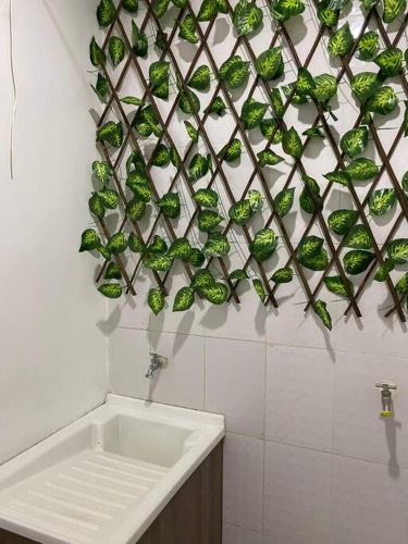 a bathroom with a wall with green plants at Apartamento cómodo cerca al aeropuerto in Cartagena de Indias