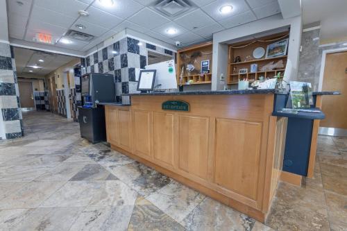 a bar in a restaurant with a counter at Ocean Inn & Suites in Saint Simons Island