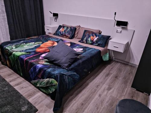 um quarto com uma cama com lençóis e almofadas coloridos em Vittoria's rooms em Roma