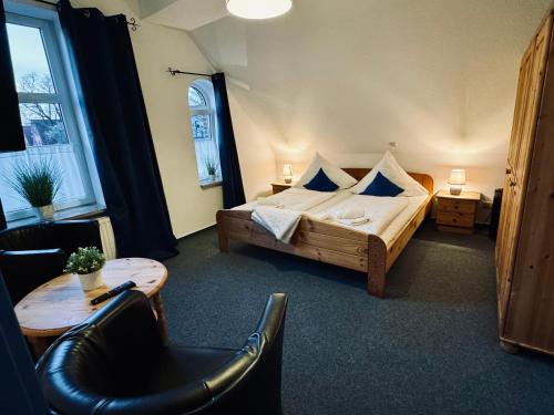 Alte Schmiede Hotel & Restaurant في جورك: غرفة نوم بسرير وطاولة وكرسي