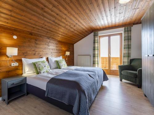 - une chambre avec un grand lit et un plafond en bois dans l'établissement Chalet Kristall I, à Grossarl