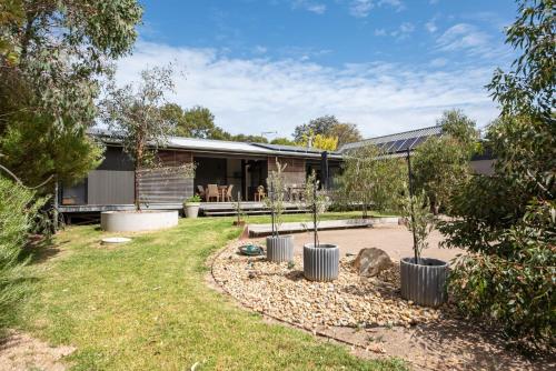 une maison avec un jardin arboré dans la cour dans l'établissement Lady Abigail in Flinders, à Flinders