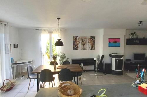 uma sala de estar com uma mesa de jantar e cadeiras em Maison de 3 chambres avec terrasse et wifi a Greoux les Bains em Gréoux-les-Bains