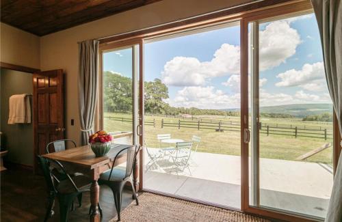 um quarto com uma mesa e uma grande porta de vidro deslizante em Letchworth Farm Guesthouses em Nunda