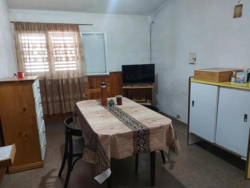 a room with a table and a kitchen with a tv at Verano infinito in Gualeguaychú