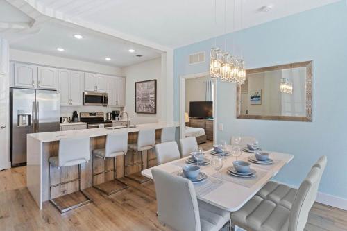 a dining room and kitchen with a table and chairs at The Epic London Vista Cay Orlando Next to the club in Orlando