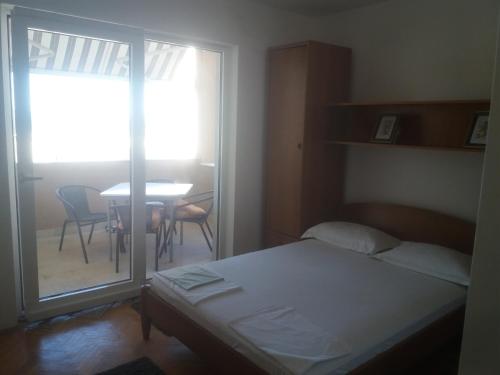 Postel nebo postele na pokoji v ubytování Apartments by the sea Podgora, Makarska - 2615