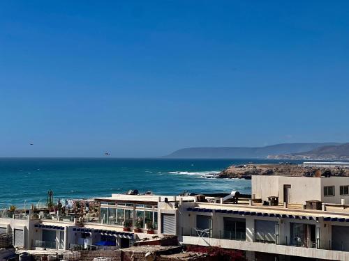 een gebouw aan het strand naast de oceaan bij Baya House Sea View in Agadir