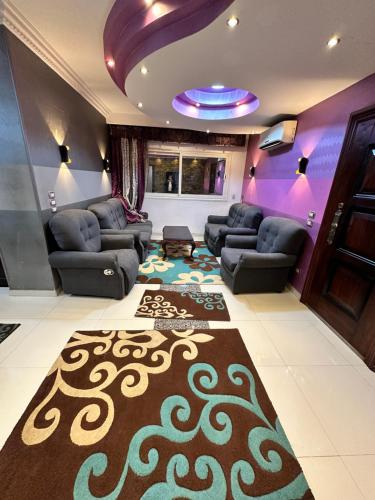 sala de estar con sofá y alfombra en Misr Al Gadedah Rooms en El Cairo