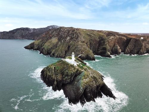 un phare sur une île rocheuse dans l'océan dans l'établissement Uk46570 - Awel Y Mor, à Holyhead