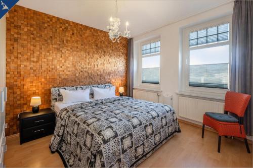 - une chambre avec un lit et un mur en briques dans l'établissement Villa Linde FeWo 1, à Ahlbeck