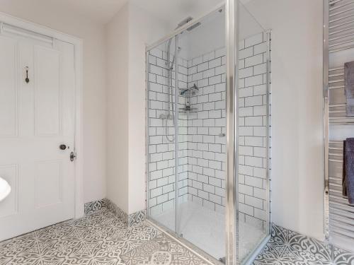 W łazience znajduje się szklana kabina prysznicowa i umywalka. w obiekcie The Servants Quarters - Uk46339 w mieście Canisbay